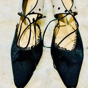 Manolo Blahnik kittens heels size 7 back & White